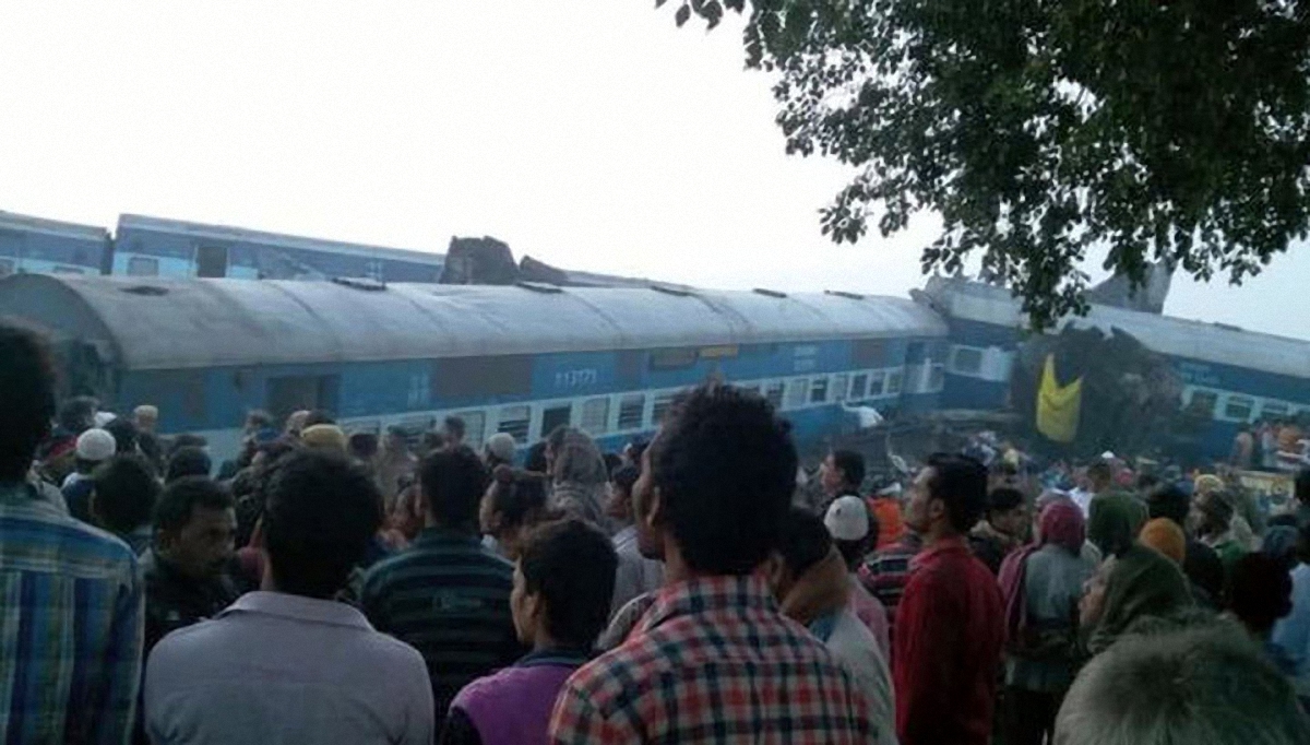 Из-за ЧП с поездом в Индии погибло уже более 130 человек - фото 1