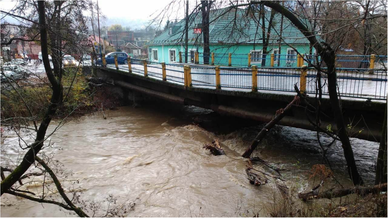 Стихия повредила мост в Сваляве - фото 1