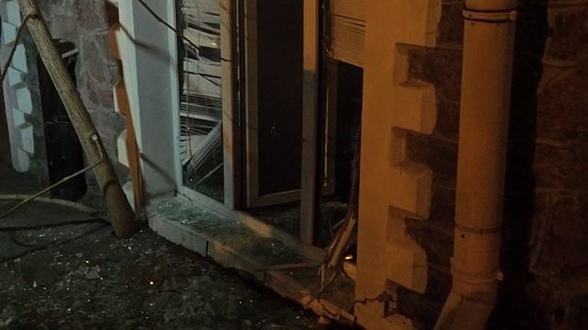 Офисе "Украинского выбора" забросали камнями и петардами - фото 1