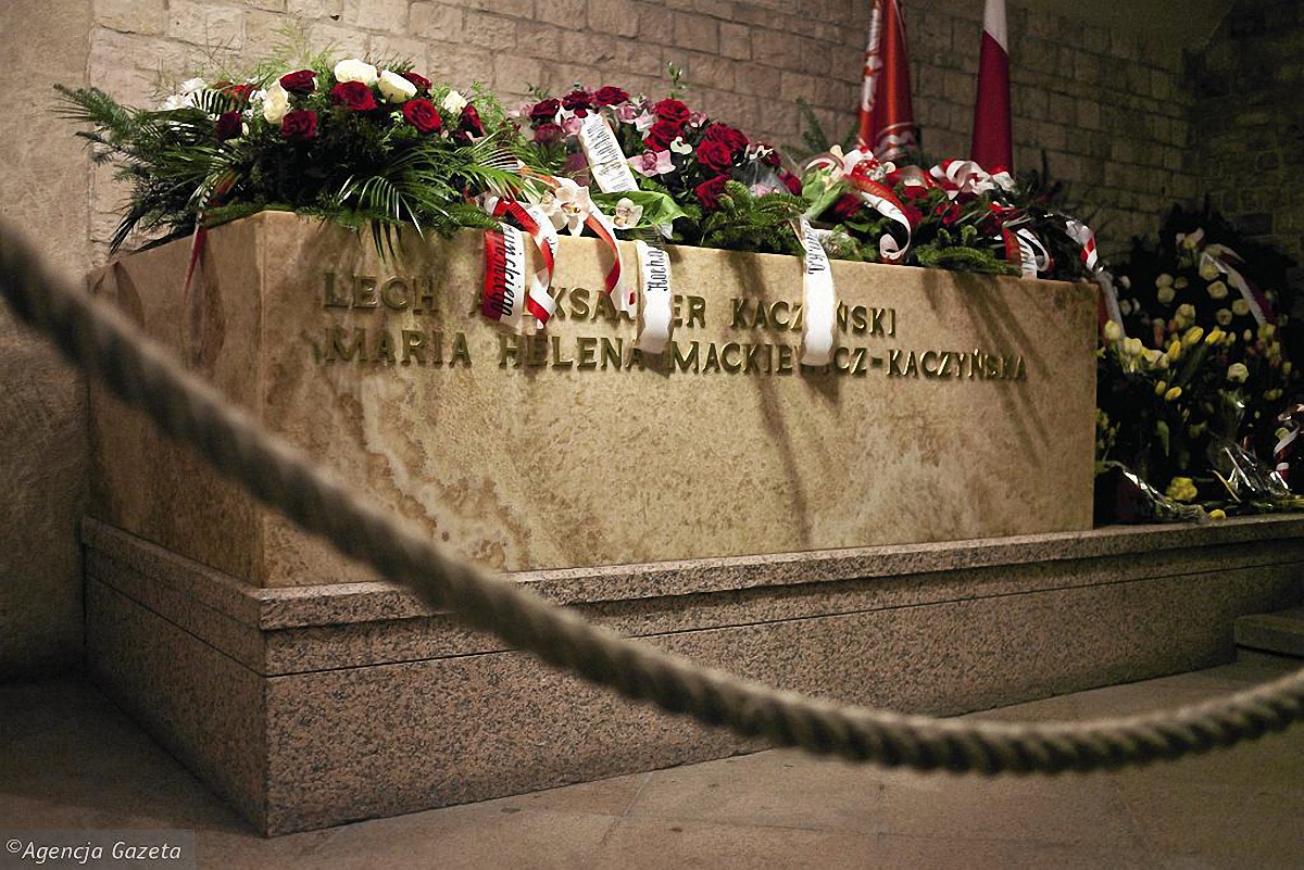 Саркофаг, где покоились Лех и Мария Качиньские, вскрыли польские правоохранители - фото 1