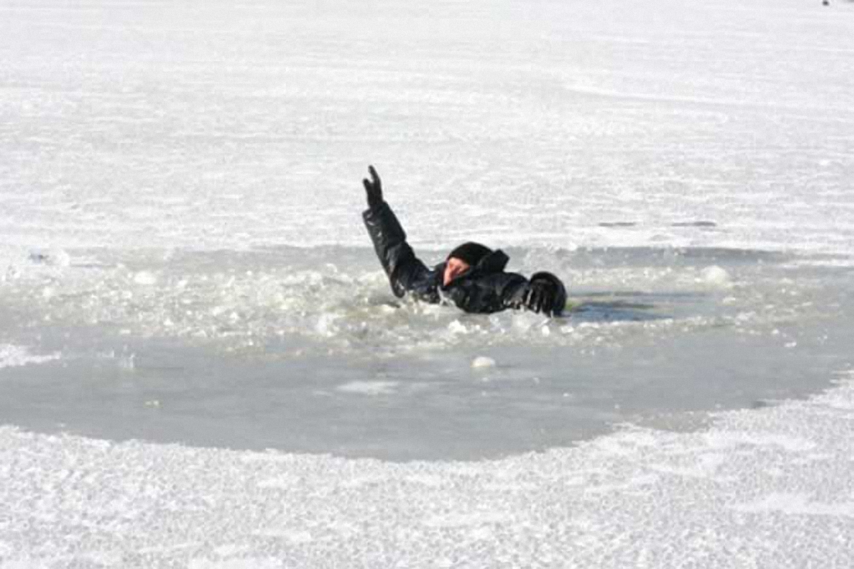 13-летний парень утонул, провалившись под лед - фото 1