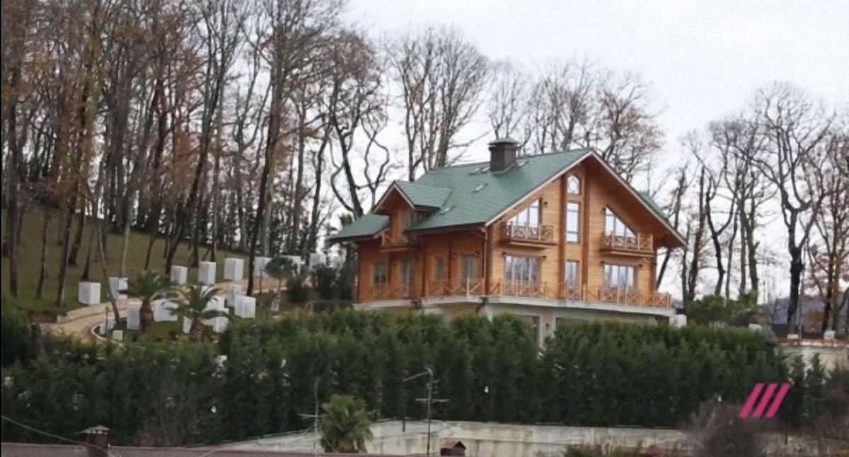 Журналисты показали дом Януковича в Сочи - фото 1