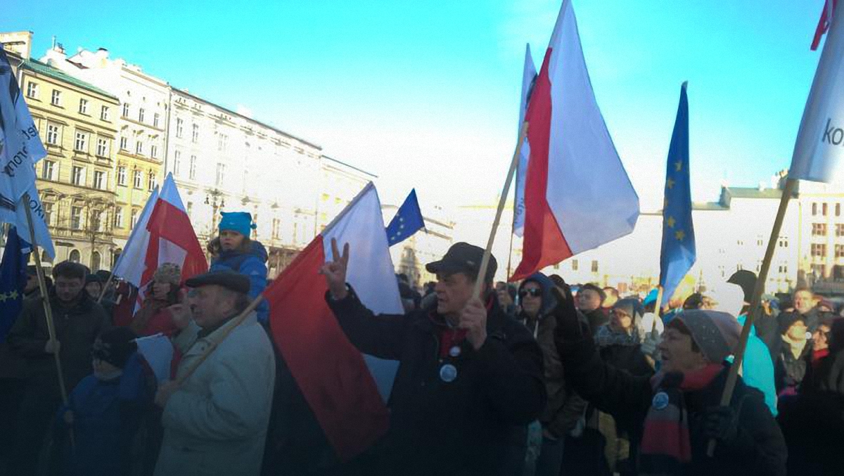 С протестами поляки вышли не только в Варшаве, но и в других городах - фото 1