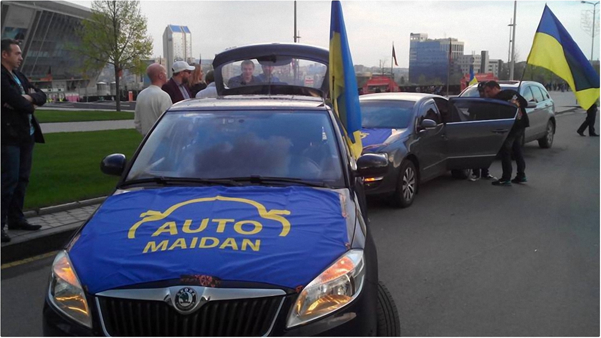 Активисты уже собираются на Владимирском спуске в Киеве - фото 1