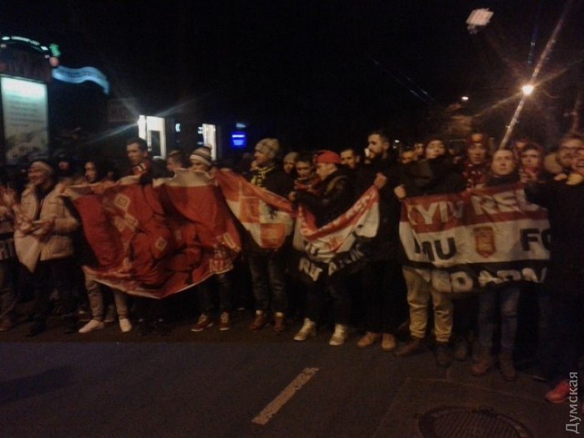 Фанаты "Манчестер Юнайтед" и "Зари" подрались в Одессе - фото 1