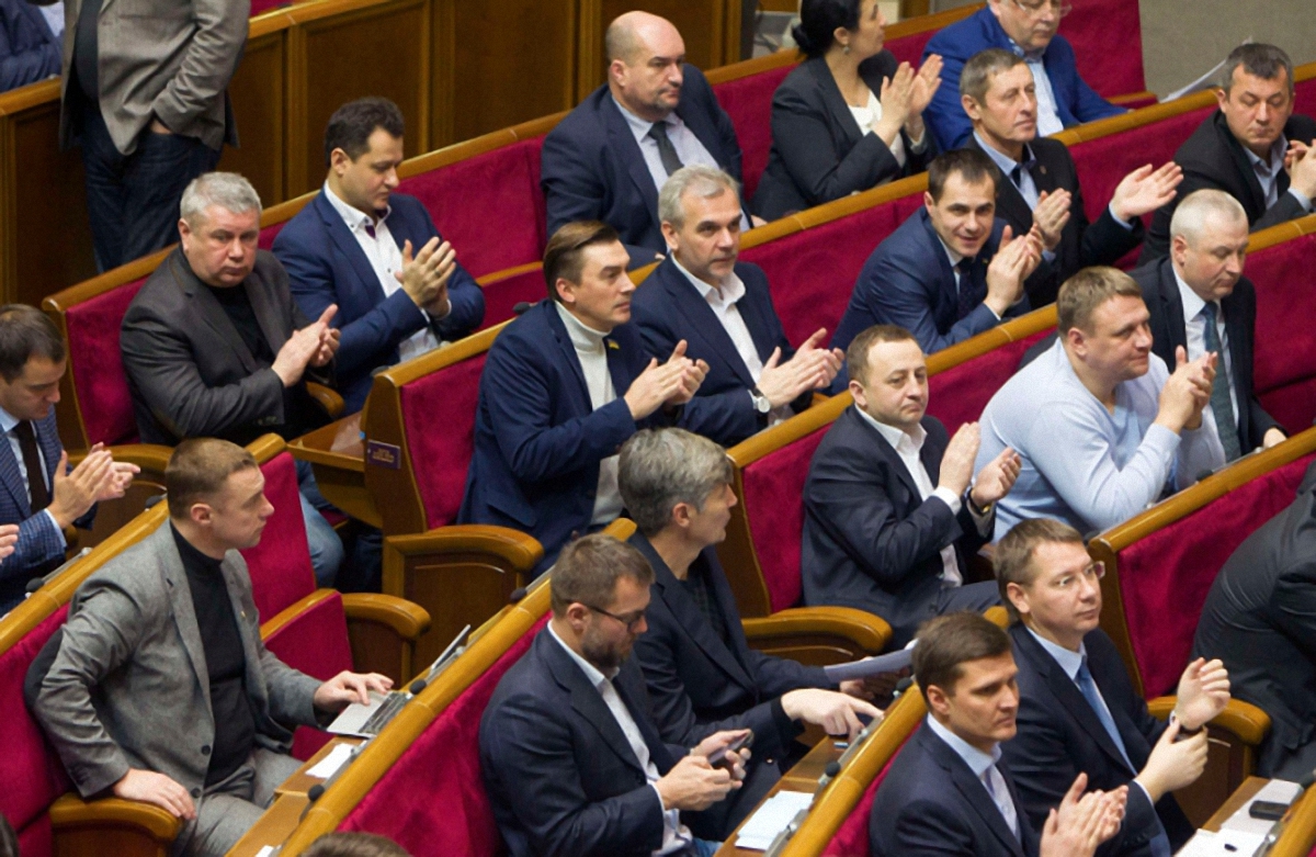 Нардепы могут привязать свои зарплаты к прожиточному минимуму - фото 1