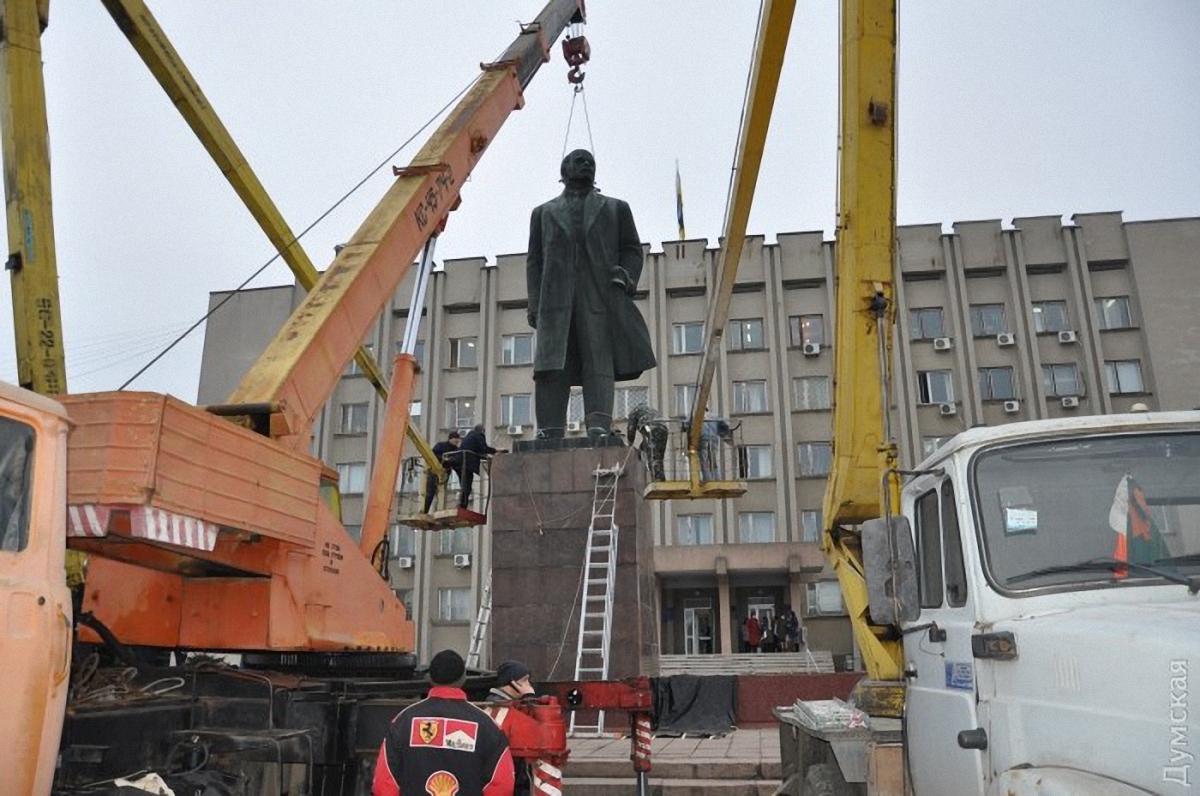 Демонтаж Ленина в Бердянске - фото 1