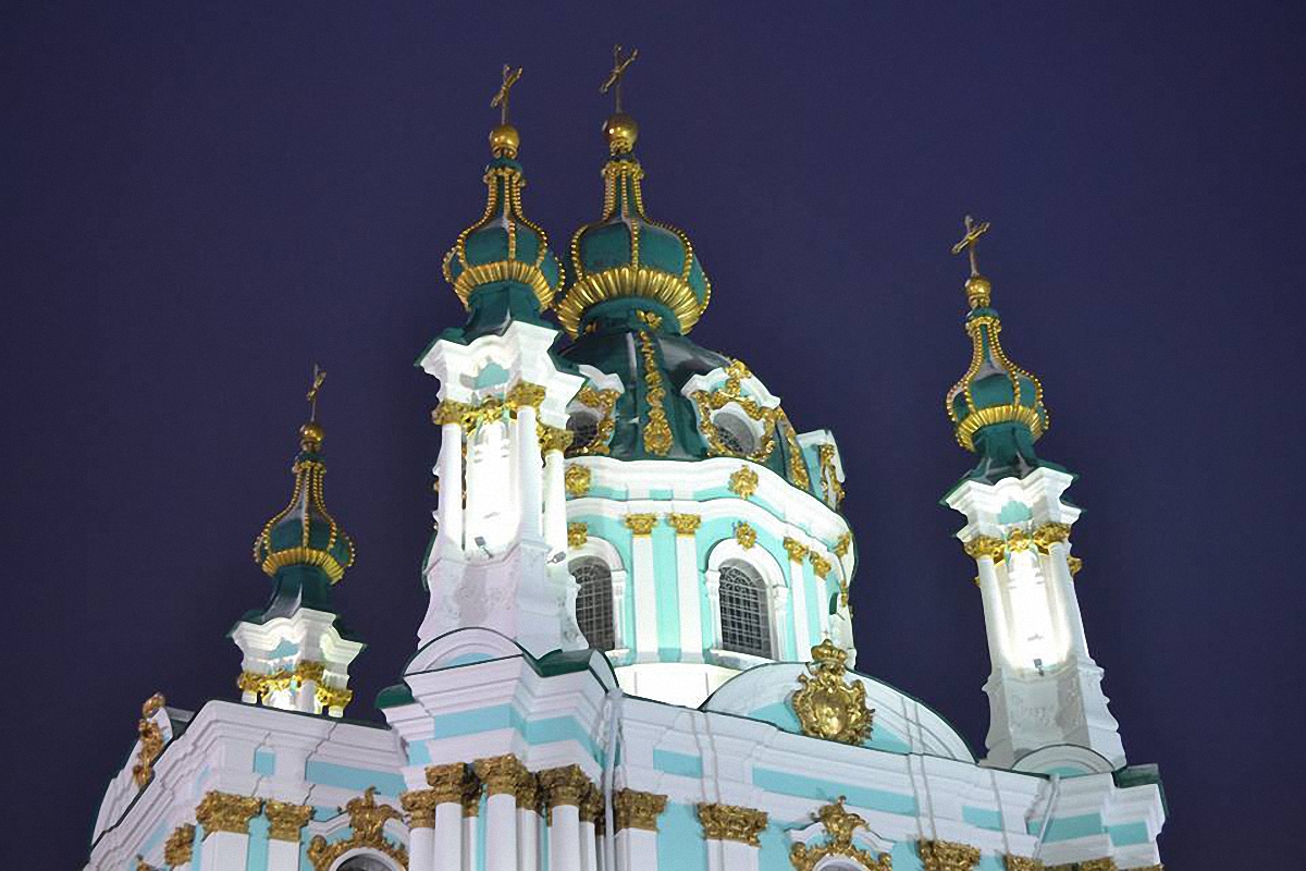 Так выглядит Андреевская церковь при полном освещении - фото 1