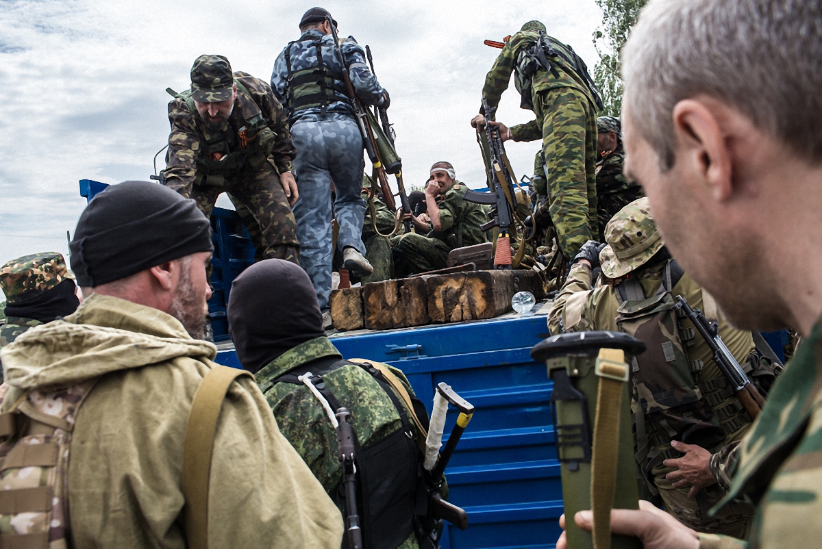 Боевики изучают родственников военнослужащих ВСУ - фото 1