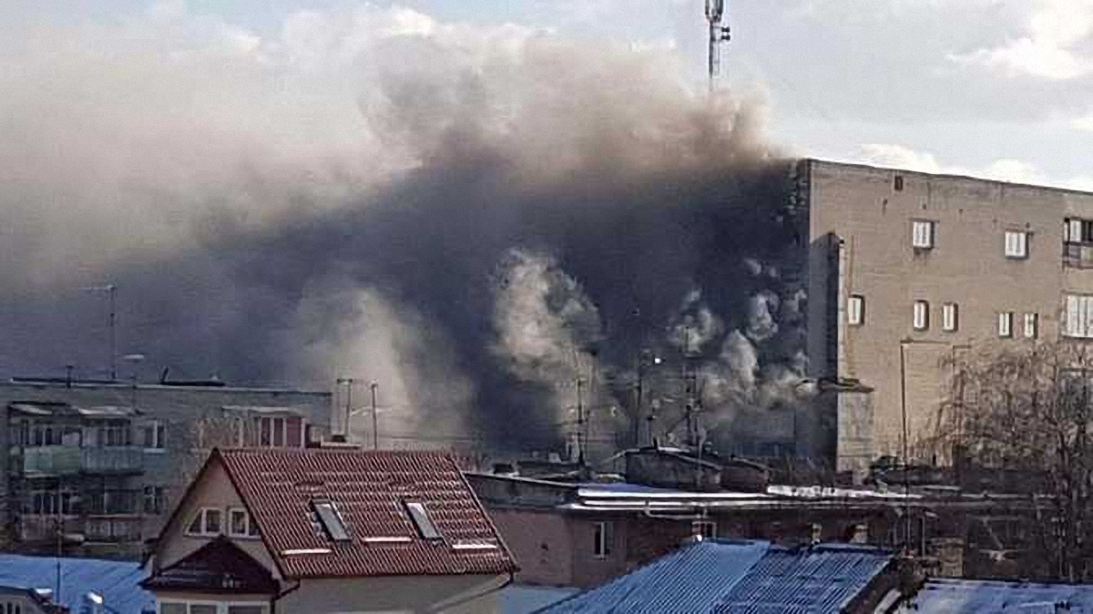 Масштабный пожар на территории завода во Львове начался днем - фото 1
