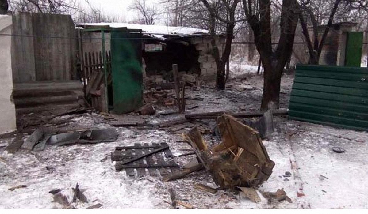 В результате обстрела Авдеевки разрушено множество домов - фото 1