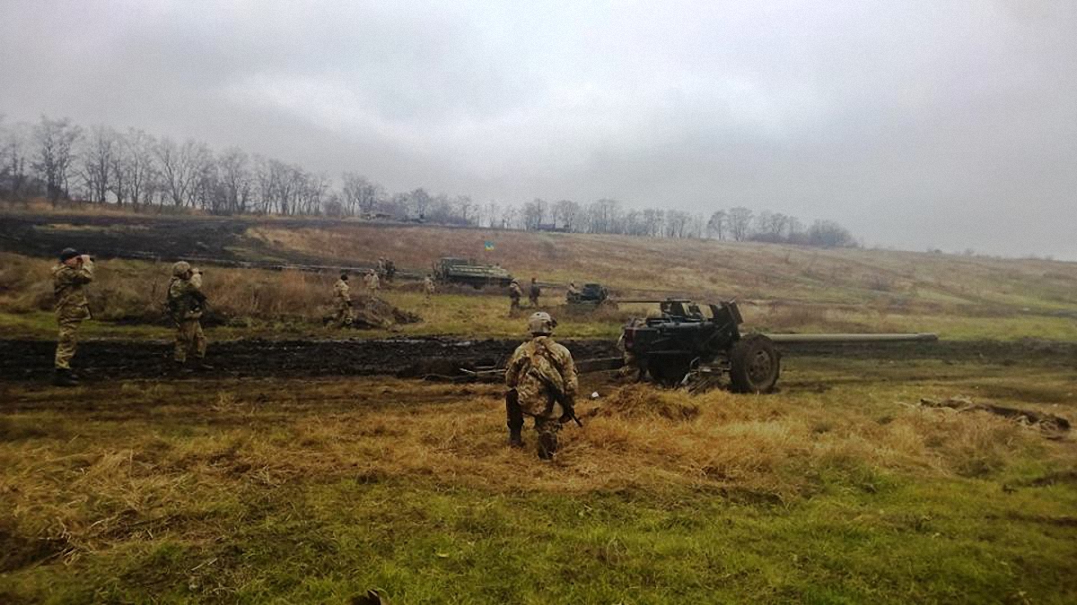Украиснкие военные ведут бои с боевиками - фото 1