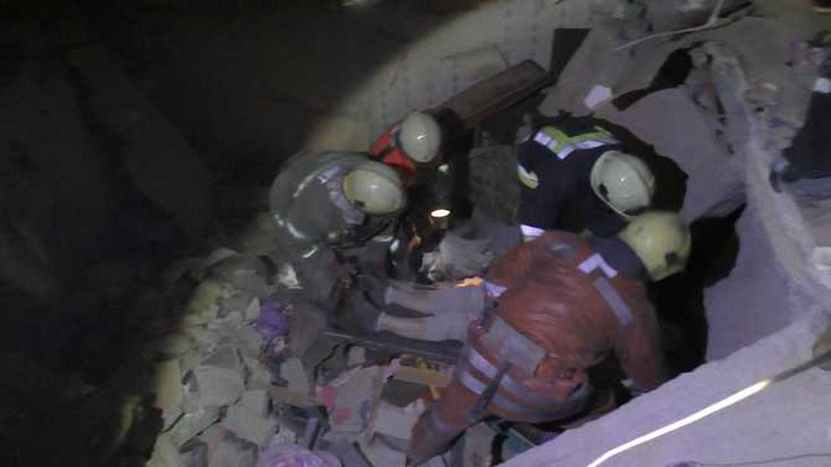 Работники ГСЧС спасли из-под завалов двоих пострадавших - фото 1