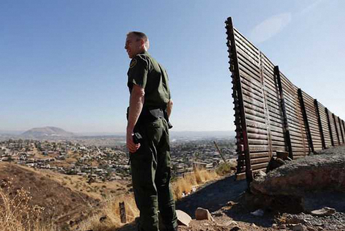 Штаты построят стену на границе с соседним государством - фото 1