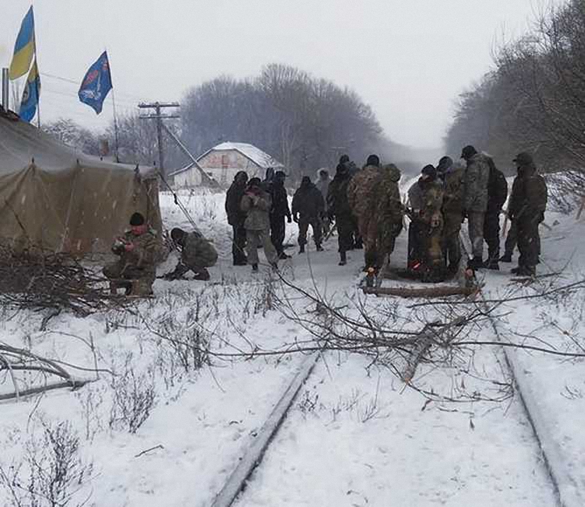 Ветераны преградили путь 12 поездам, следовавшим в сторону оккупированных территорий - фото 1