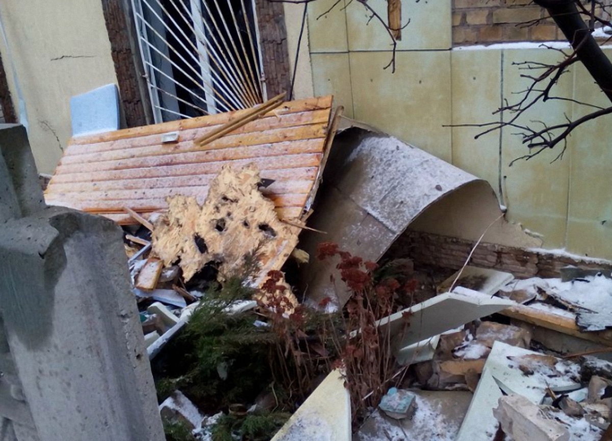В результате ночных и утренних обстрелов Авдеевки разрушено много домов - фото 1