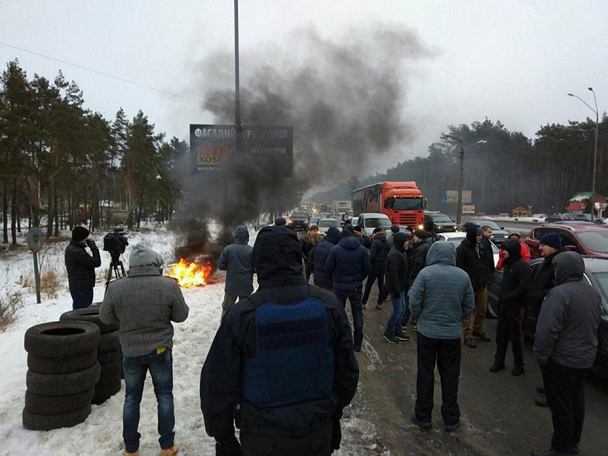 Активисты сегодня частично заблокировали Одесскую, Бориспольскую и Житомирскую трассы на подъездах к Киеву - фото 1
