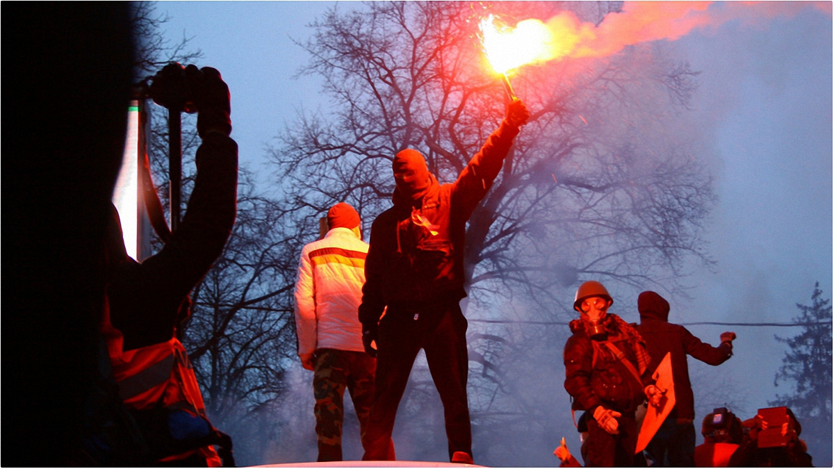 На Крещение в 2014 году участники революции жгли покрышки на Грушевского - фото 1