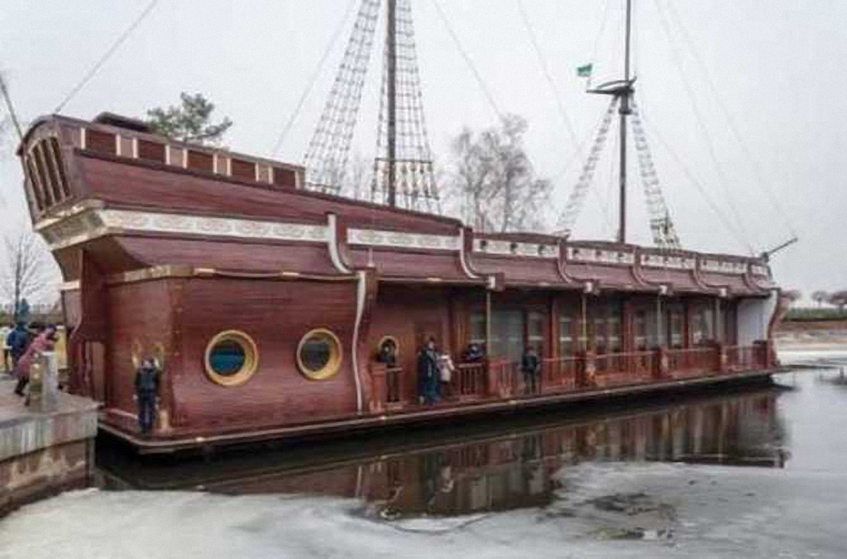 Корабль-ресторан в Межигорье арестован вместе с предметами декора - фото 1