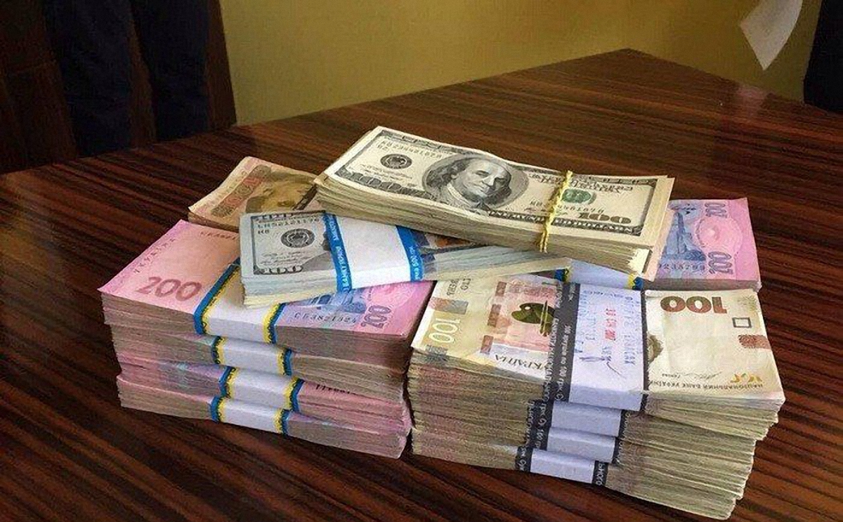 Во время обыска было изъято 300 тыс. гривен и "черную бухгалтерию" - фото 1