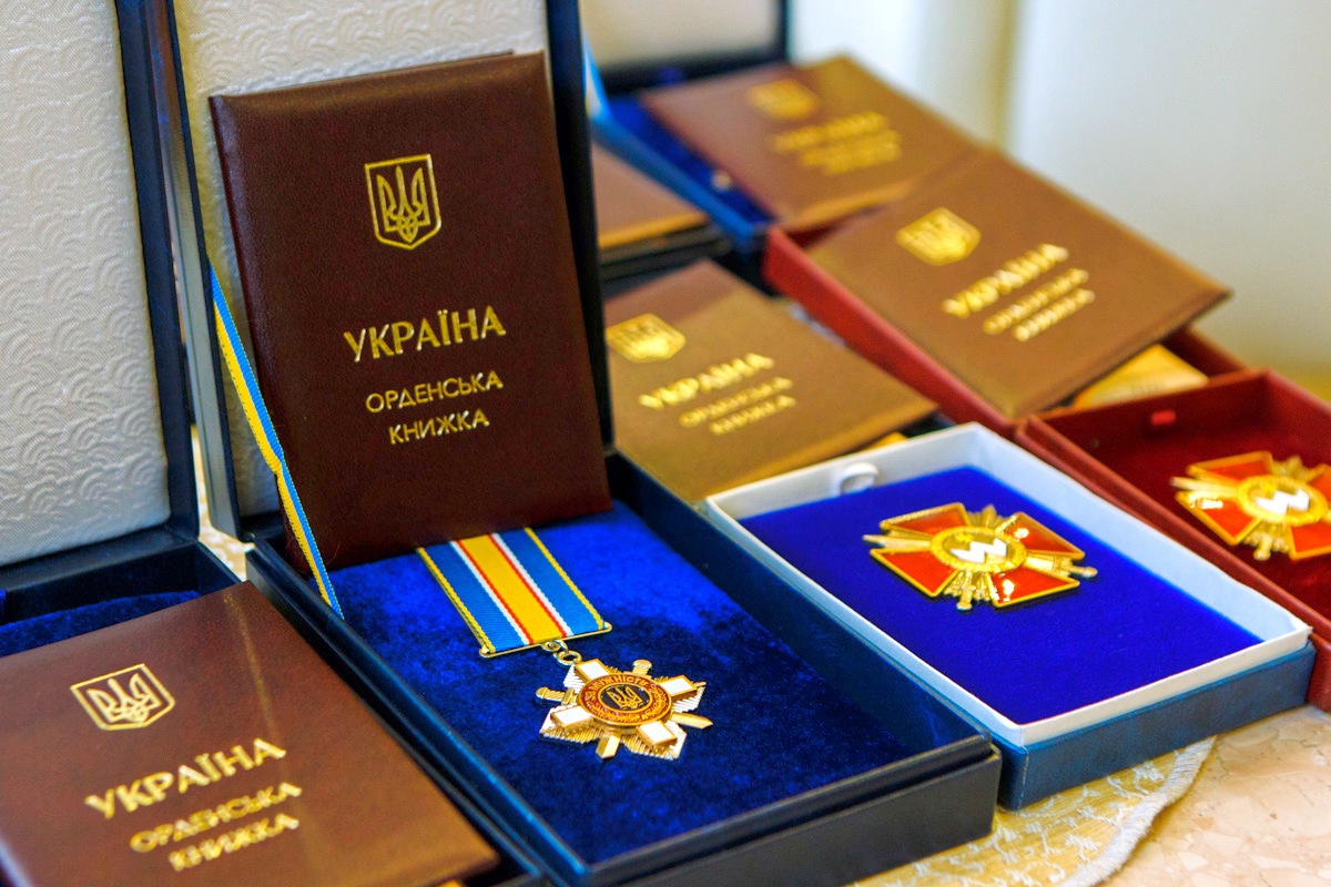 Порошенко намерен наградить званием Герой Украины погибших бойцов - фото 1
