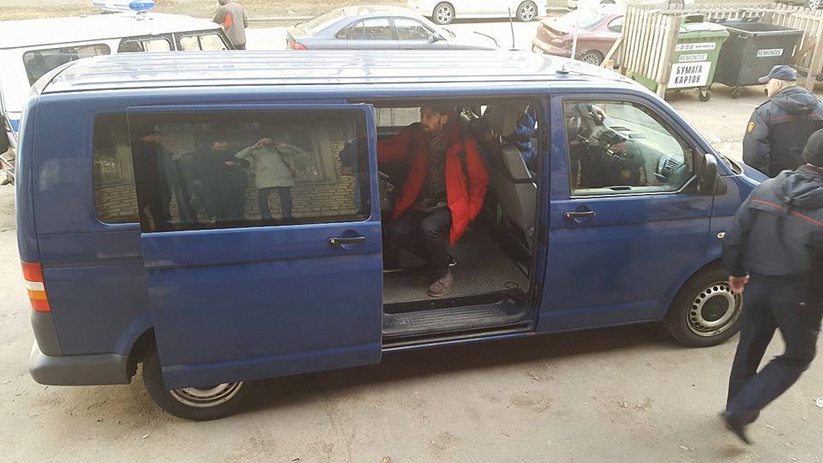Журналистов и других незаконно задержанных отвезли в отделение милиции в синем микроавтобусе - фото 1
