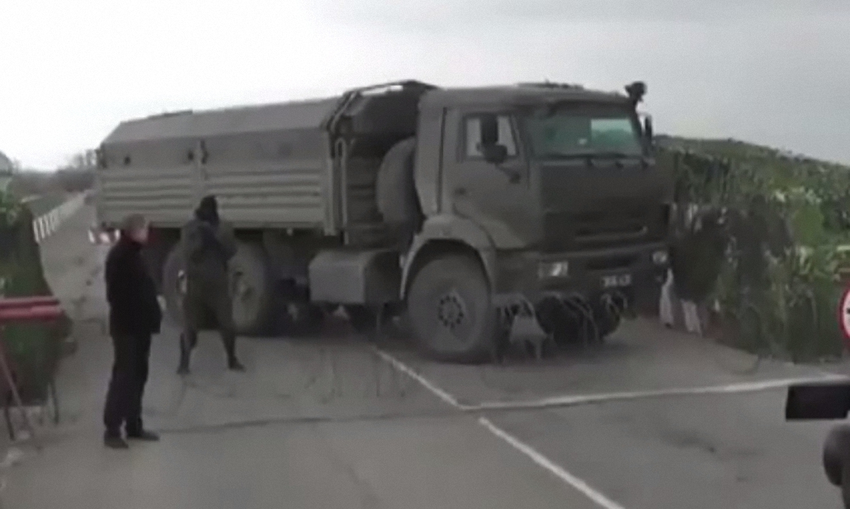 Колючая проволока, автоматчики и военный грузовик на КПВВ "Чонгар" - фото 1