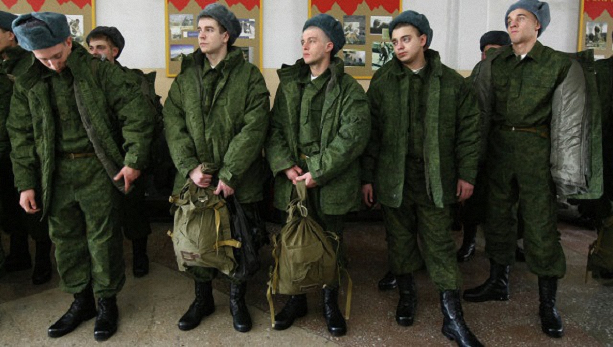 Часть российских военкоматов призывает на службу "ограничено годных" лиц - фото 1