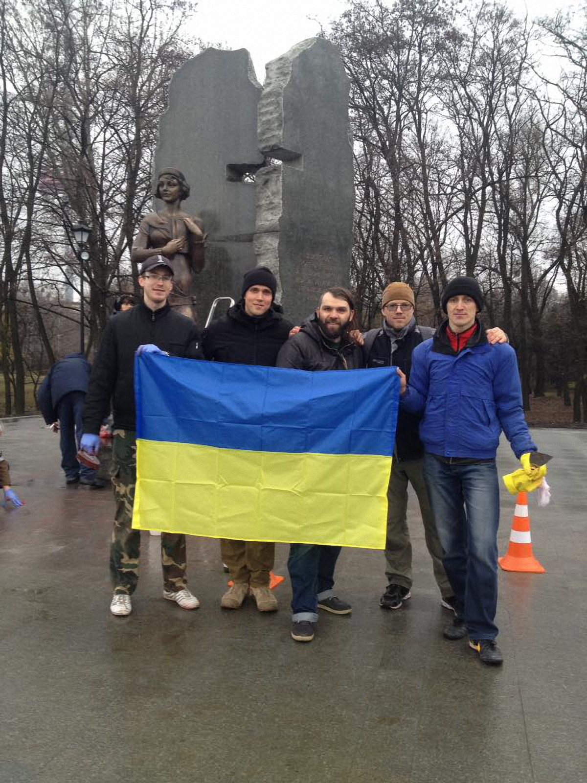 Киевляне призвали к оперативному расследованию акта вандализма - фото 1