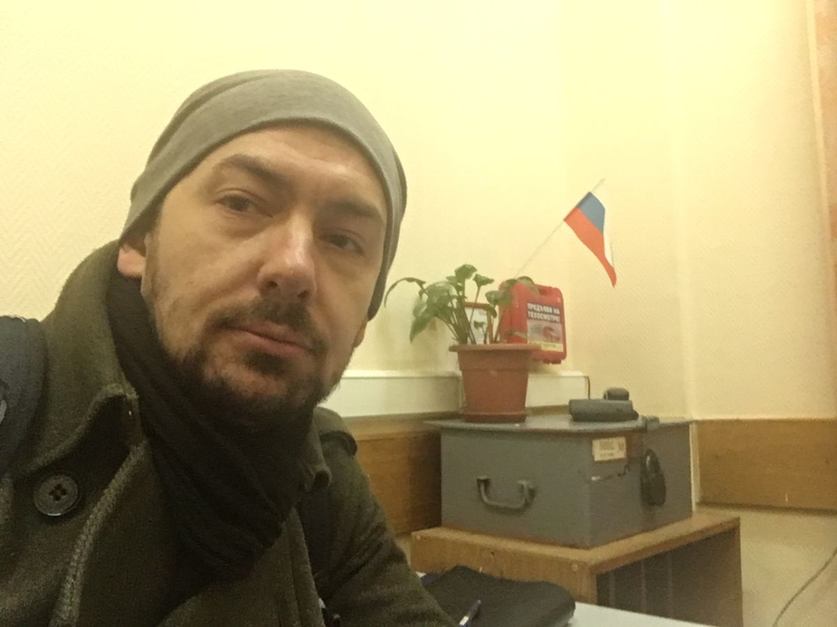 Роман Цимбалюк в полицейском участке в Москве - фото 1