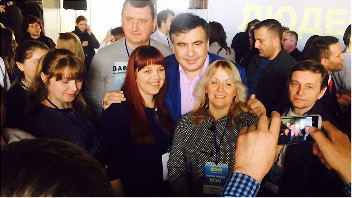 Саакашвили любит быть ближе к народу  - фото 1