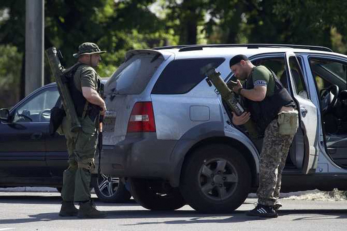 Оккупанты массово "национализируют" не только украинские предприятия, но и машины гражданских - фото 1