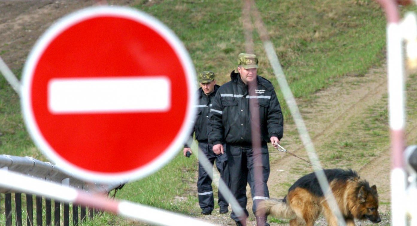 Белорусские пограничники не пустили через границу украинцев - фото 1