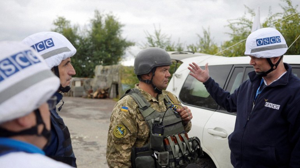Боевики минировали территорию рядом с мирным поселением на Донбассе - фото 1