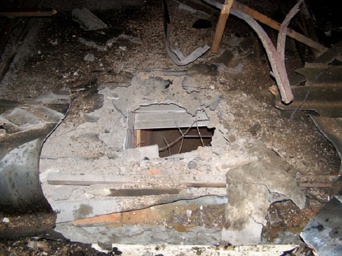 Из-за взрыва была повреждена стена и крыша гаражного помещения - фото 1