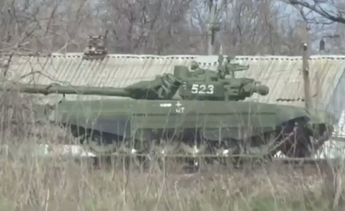 На границе с Украиной заметили десятки новейших российских танков - фото 1