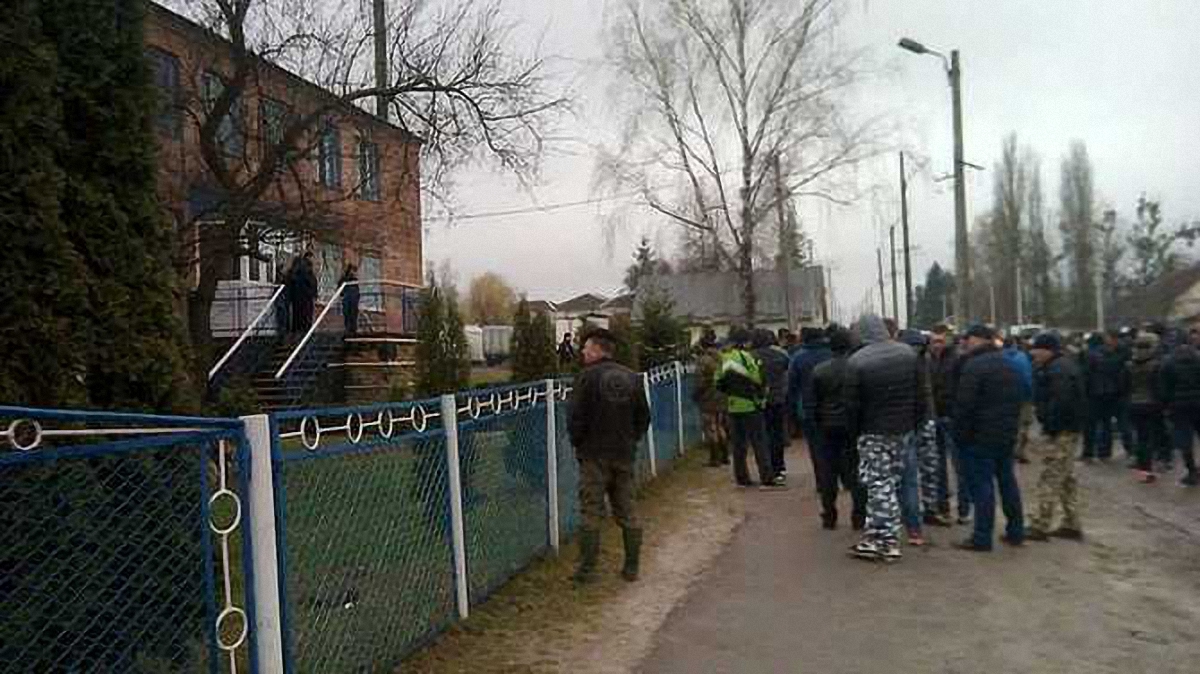 Больше 100 жителей поселка заблокировали отделение полиции, чтобы и дальше безнаказанно добывать янтарь - фото 1