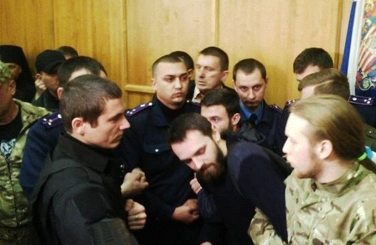 Священники заблокировали трибуну горсовета Ужгорода, требуя вынести нужное им решение - фото 1