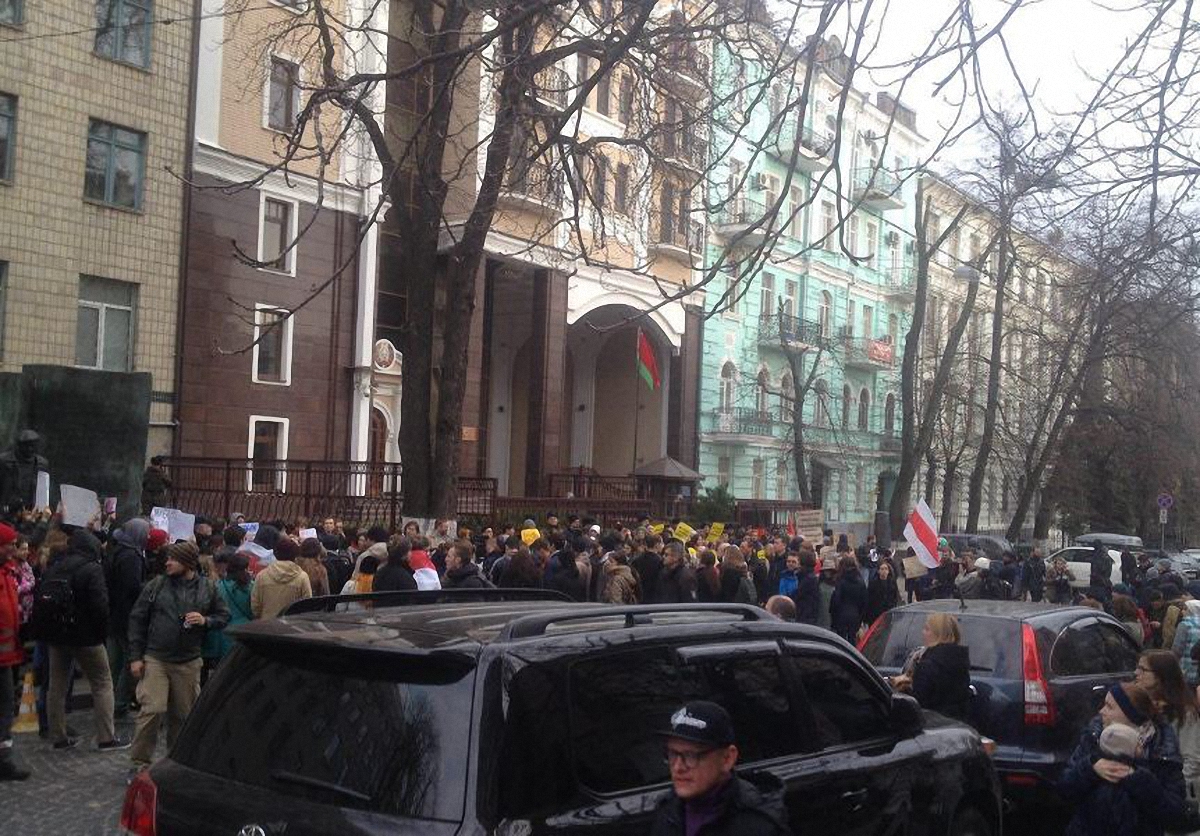 Под здание посольства собрались десятки людей - фото 1