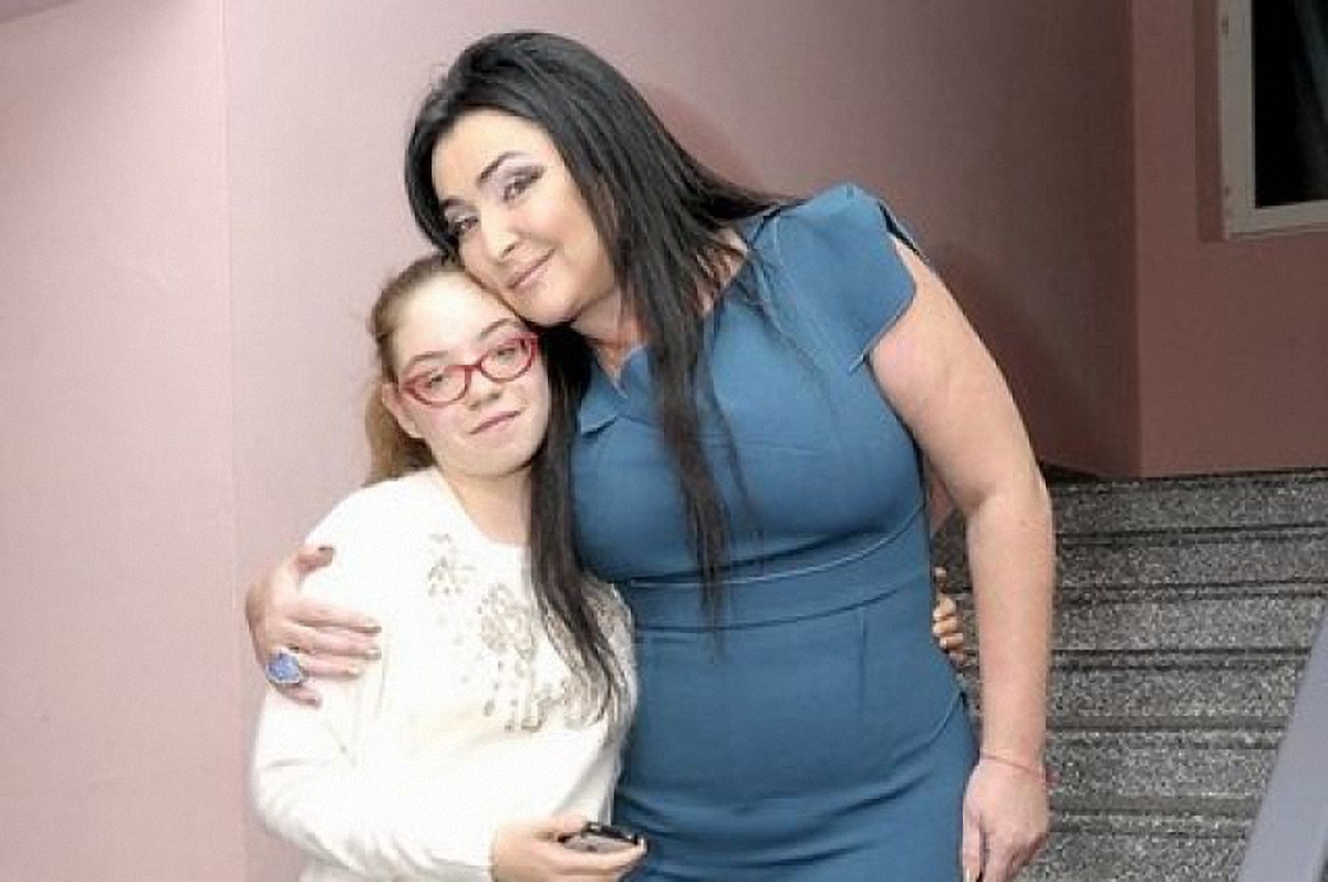 Лолита поблагодорила учителей киевской школы за защиту ее дочери от нападок журналистов - фото 1