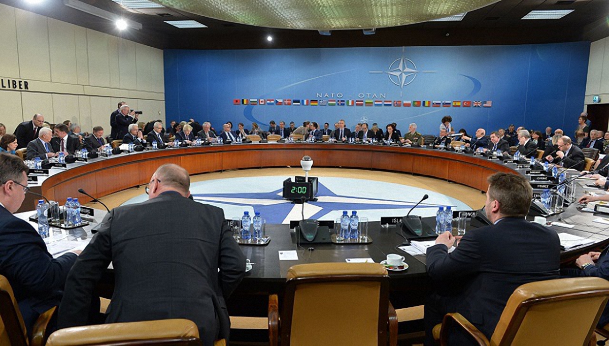 На встрече глав МИД НАТО искали решение агрессии РФ в Украине - фото 1
