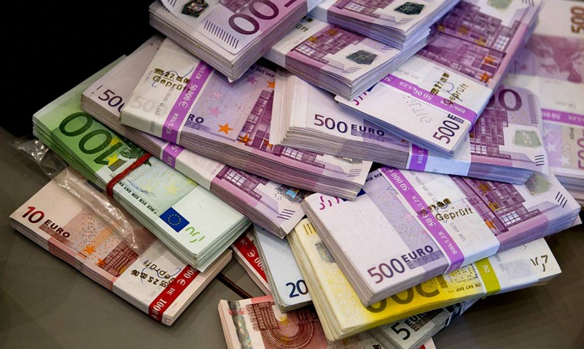 Момот вместе с сообщниками вымогали 300 тысяч евро взятки - фото 1
