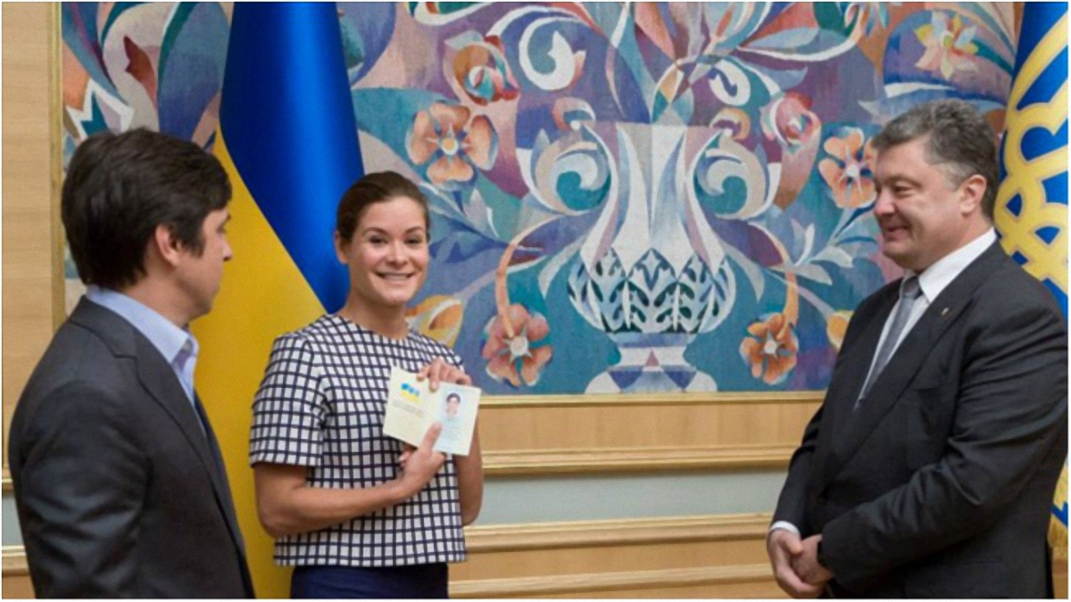 Момент вручения Марии Гайдар паспорта Украины - фото 1