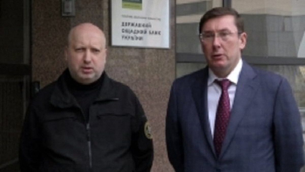 Турчинов и Луценко доложили президенту страны о решении суда - фото 1