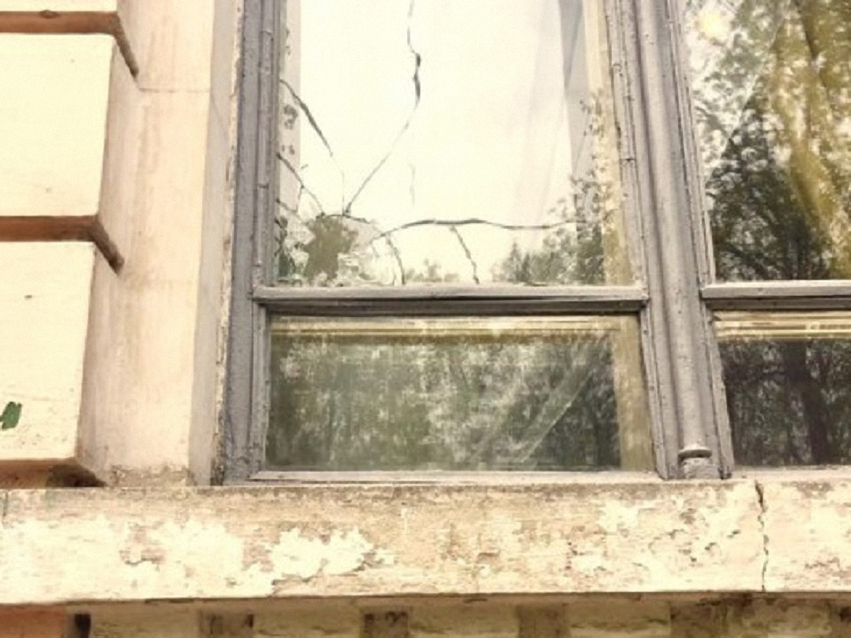 В здании разбито три окна - фото 1