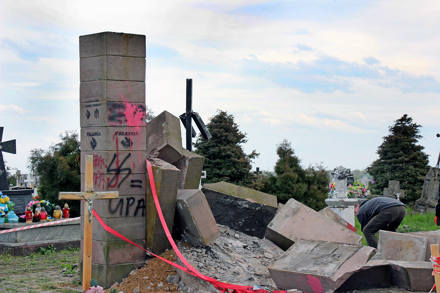 Памятник повалили местные активисты  - фото 1
