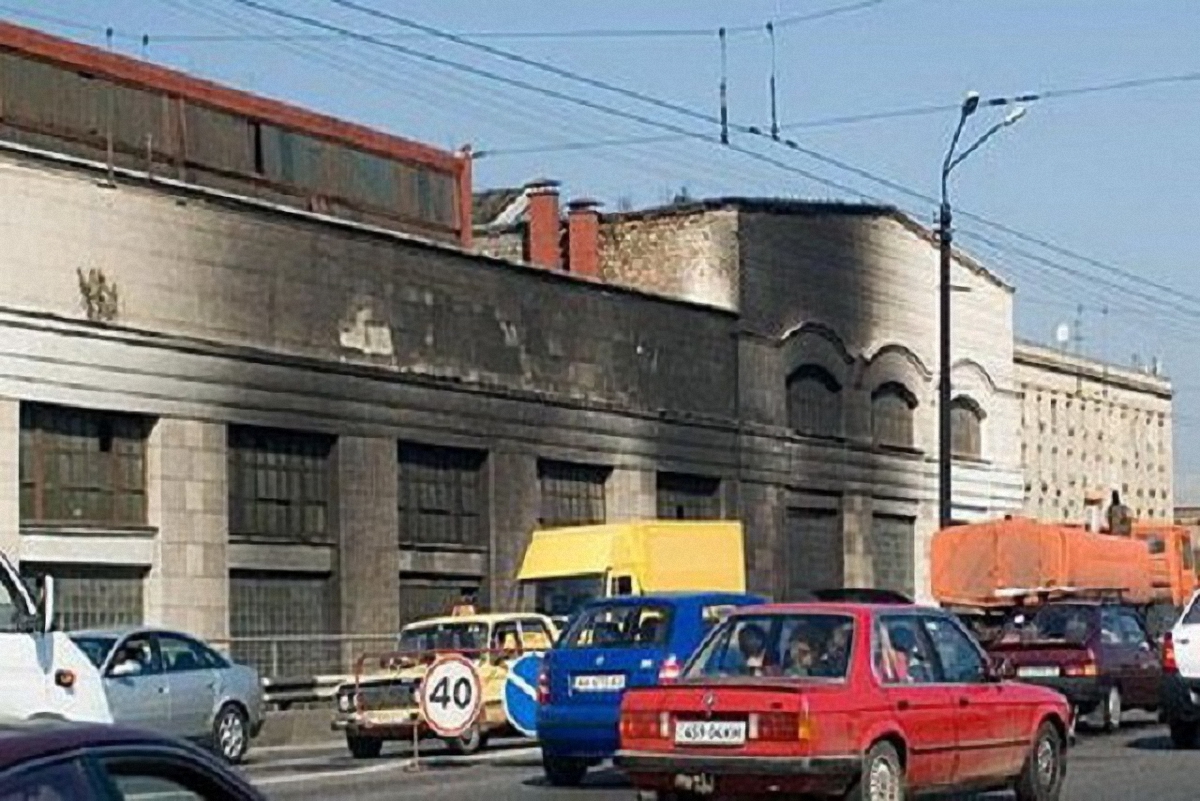 Ранее киевские власти уже пытались снести здание "Большевика" - фото 1