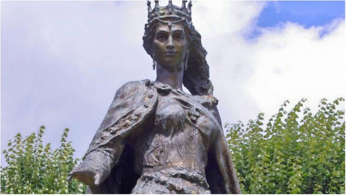 Княжна Анна Ярославна. Статуя В Санлісі, Франція - фото 1