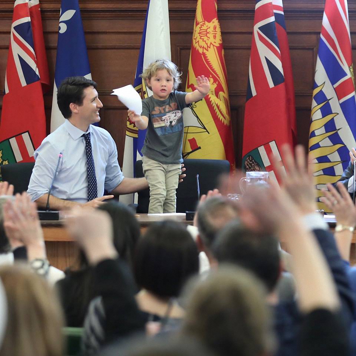 Канадский премьер Трюдо показал милые фото с ребенком на рабочем месте - фото 1