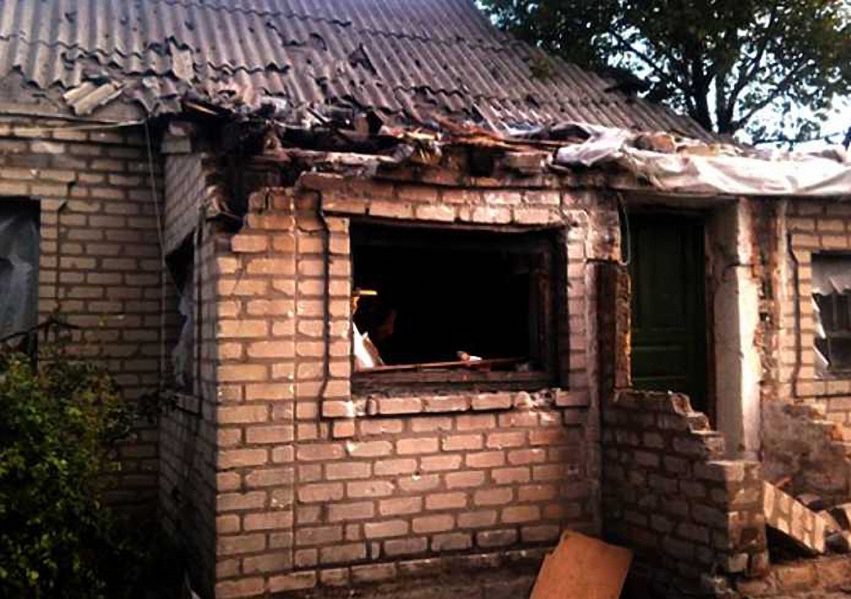 Под обстрел попали жилые дома в Авдеевке и школа в Красногоровке - фото 1